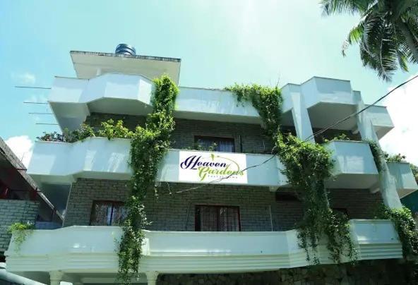 Heaven Gardens Hotel Kochi Exterior foto